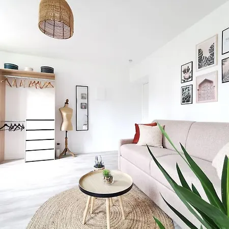 L'authentique *studio *parking Prive* *wifi*calme アパート